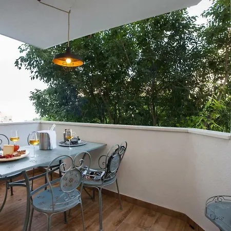 Modern Near سبليت